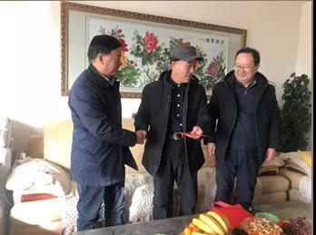 敦煌種業(yè)領(lǐng)導(dǎo)看望慰問公司老干部、老黨員及困難黨員職工